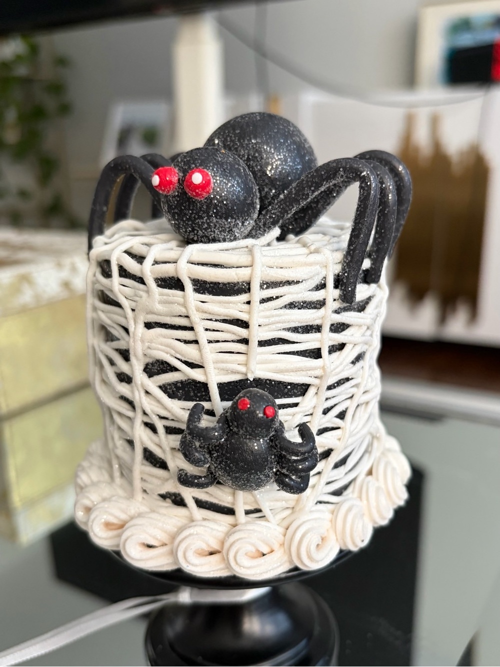VIRAL Spooky Halloween Spiders and Web Sparkle Mini Cake Decor